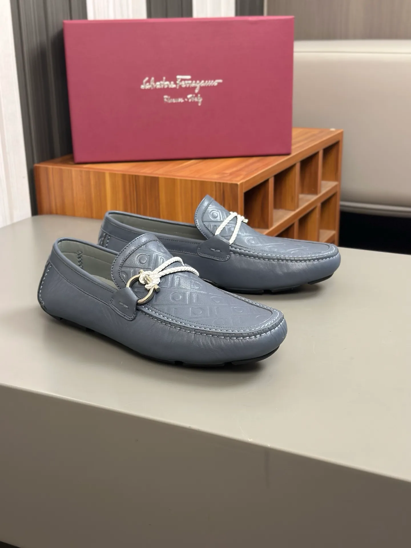 Batch 840, original order quality, new counter model, Ferragamo handmade men's driving shoes, bean shoes, slip-on shoes, lazy shoes, exquisite hand-stitching, workmanship details comparable to counters, original rubber outsole, imported cowhide from Italy, pressed water corrugated water-dyed cowhide lining, 39-44 large quantities in stock (38, 45 custom-made, non-refundable)